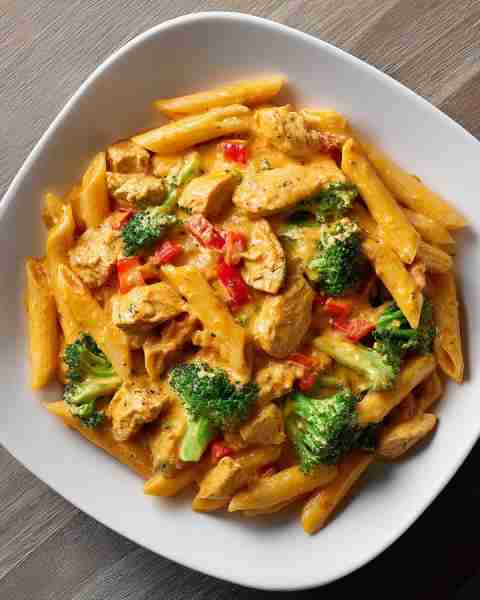 🌶️ Creamy Chicken Penne with Broccoli & Bell Peppers 🍗🥦🍝 Prep time: 15 minutes Cook time: 25 minu...