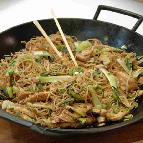 𝗦𝘁𝗶𝗿 𝘂𝗽 𝗮 𝘀𝘄𝗲𝗲𝘁 & 𝘀𝗮𝘃𝗼𝘂𝗿𝘆 𝗳𝗲𝗮𝘀𝘁 Stir-fries are popular with the whole family and make easy midweek...