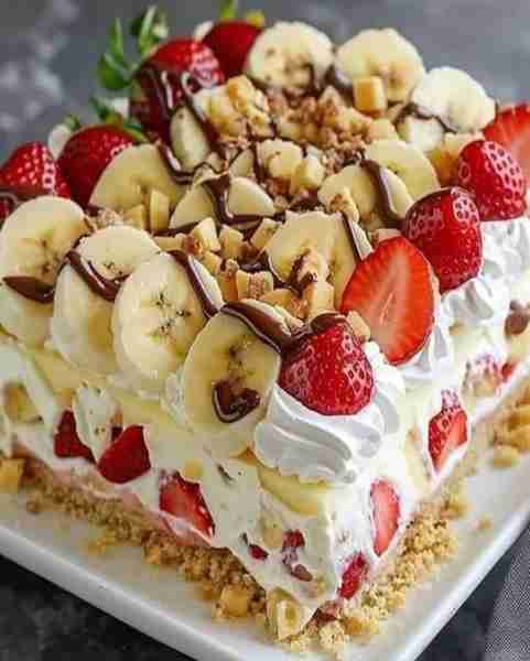 Banana Split Cake Recipe – Easy No Bake Dessert 🍌🍓🍫 Ingredients: 2 cups graham cracker crumbs 1/2...
