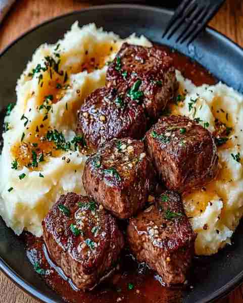 Garlic Butter Steak Bites and Mash Ingredients For the Steak Bites: 1 lb (450 g) sirloin steak, cut...