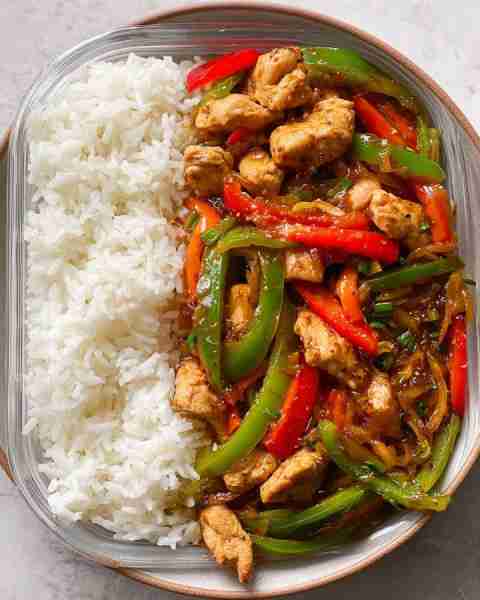 This one had everyone quiet at the table — Sweet & Savory Chicken Stir-Fry with Peppers & Rice 🌶️🥰