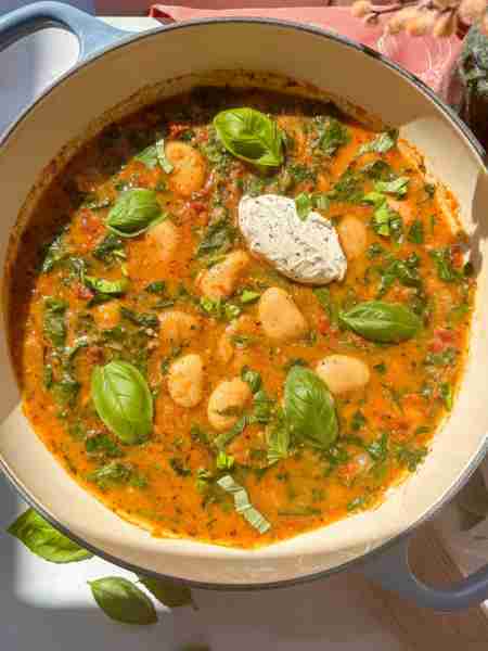 Beautiful beans 😍 A gorgeous tuscan butter bean soup with sun-dried tomatoes and spinach for a grea...