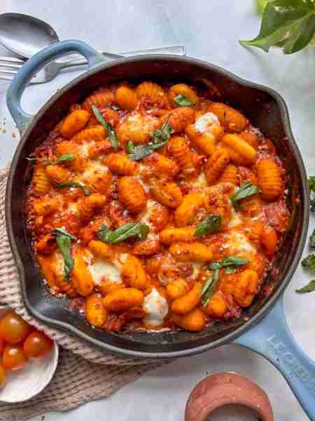 Gnocchi is such an underrated pasta💕 tomato & mozzarella gnocchi baked until crispy, golden and del...