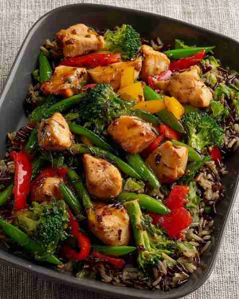 🥡 Chicken & Veggie Stir-Fry over Wild Rice 🌈🍗 Prep Time: 15 minutes Cook Time: 15 minutes Serving...