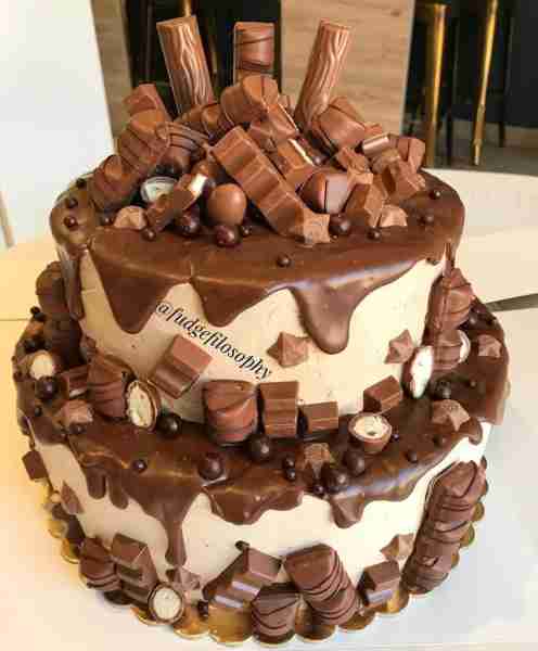 Chocolate Cake😋🤤 . 📷 fudgefilosophy