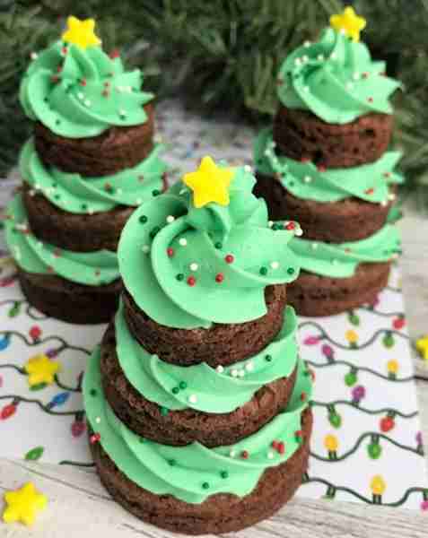 Brownie Christmas Trees are Festive Favorite! These taste Yummy & Soo Cute! 🎄 RECIPE BELOW!