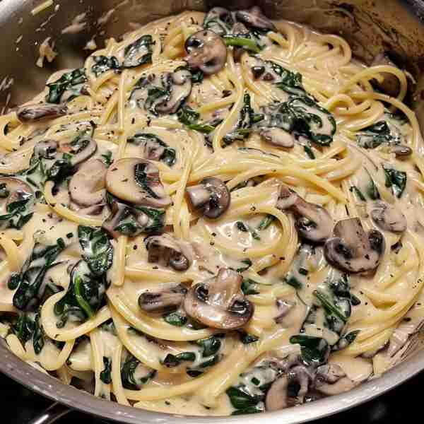 I made creamy spinach and mushroom spaghetti for dinner and it was delightful 😍💚🌱 🍝 Creamy Spina...