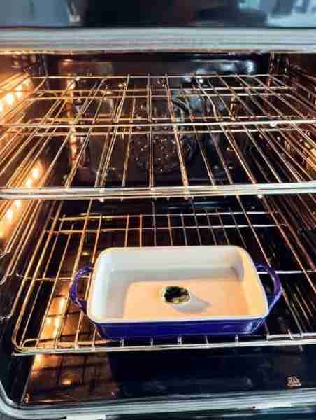 Here's nana's no-fuss trick to cleaning an oven. You just need these 3 ingredients. Full article 👇 💬