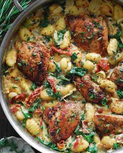 Creamy Tuscan Chicken and Gnocchi with Spinach, Artichokes, and Sun-Dried Tomatoes (𝟑𝟎-𝐌𝐢𝐧𝐮𝐭𝐞 𝐎𝐍𝐄-𝐏𝐀...