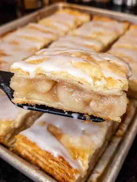Keto "Apple" Pie Bars (Apple-Free, Low Carb) Ingredients For the Filling: 2 medium zucchini or chayo...