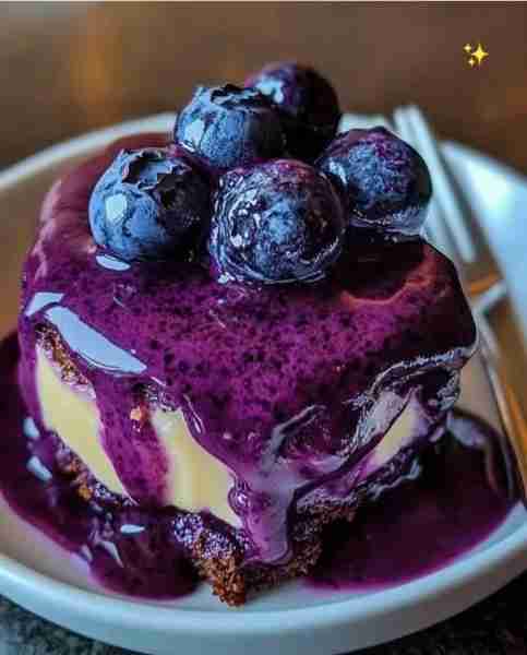 🍰 Blueberry Cheesecake with Blueberry Sauce Ingredients For the crust: 200g (about 2 cups) chocolat...