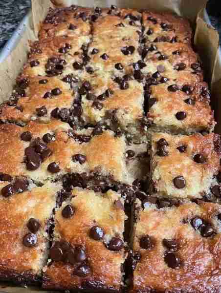 Keto Chocolate Chip Blondies Ingredients 2 cups almond flour ½ cup unsalted butter, melted ¾ cup bro...