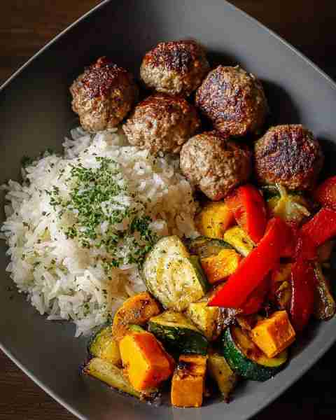 🧆 Juicy Beef Meatballs with Herbed Rice & Roasted Veggie Medley 🍚🌈 Prep Time: 20 minutes Cook Tim...