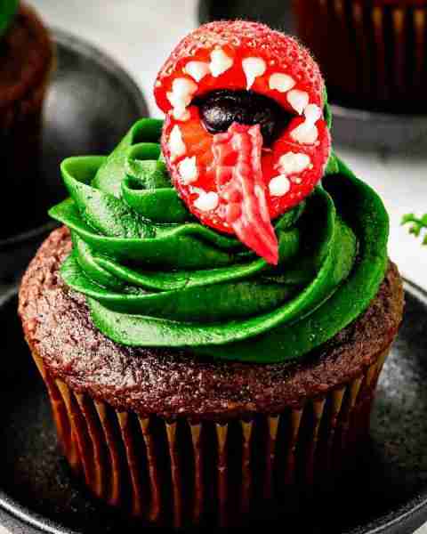 🎃 Halloween Dessert! 🍓🍓 Little Shop of Horrors "Audrey" Cupcakes! 🧁 Everything is made by piping...