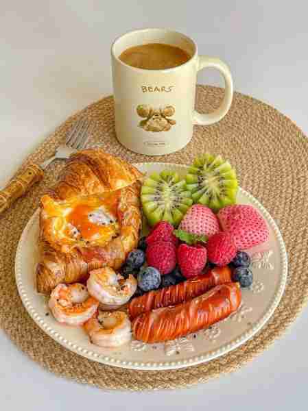 🥐🍤 Croissant with baked egg, grilled shrimp, sausages 🌭, fresh kiwi 🥝, berries 🍓🫐 + hot coffee ☕✨