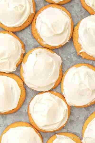 Soft-Baked Pumpkin Cookies with Cream Cheese Frosting 🧡🤎 Pumpkin Cookie Ingredients: 1 cup butter...