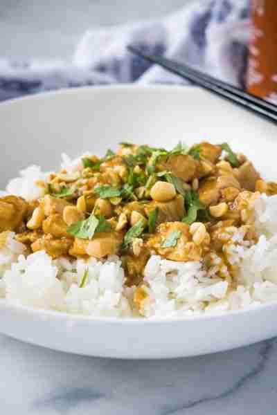 Turn classic Chicken Satay into a stir fry dinner. Recipe https://dinnersdishesanddesserts.com/chick...