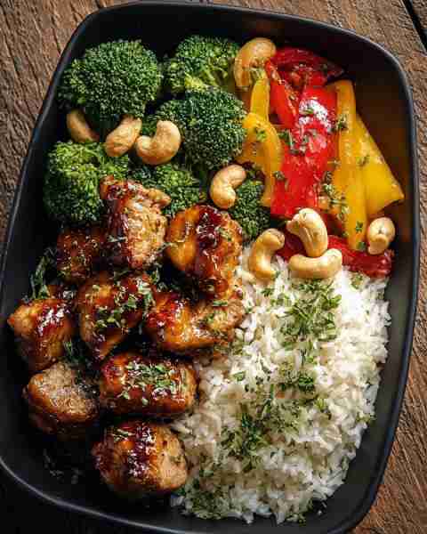 🥢 Cashew Chicken Stir-Fry Bowl with Rice, Broccoli & Bell Peppers 🌶️🥦 Prep Time: 15 minutes Cook T...