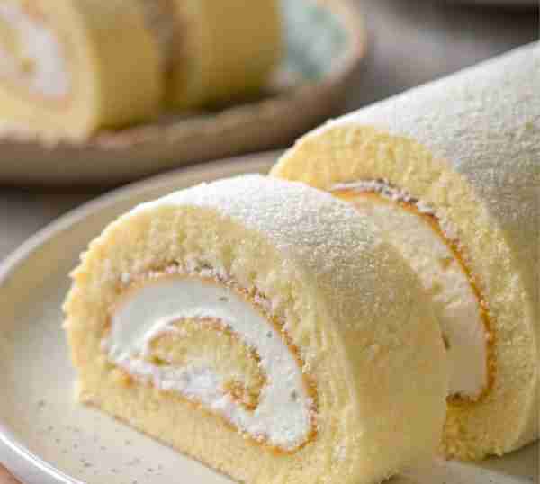 🍰 Japanese Banana Swiss Roll Cake (ふわふわバナナロールケーキ) 📝 Intro This Japanese-style Swiss r...