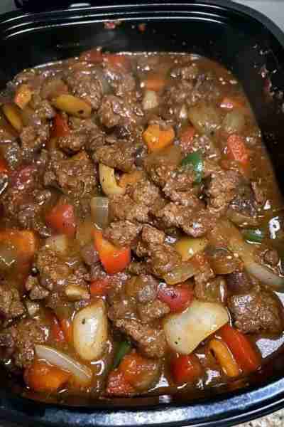 CROCK POT PEPPER STEAK Ingredients 16 oz of beef stew meat. 2 of each bell peppers. 1 vegetable oil....