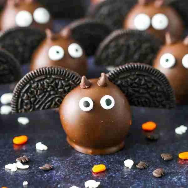 These Bat Oreo Cookie Balls are the perfect Halloween food idea for your next party! Simple, easy to...