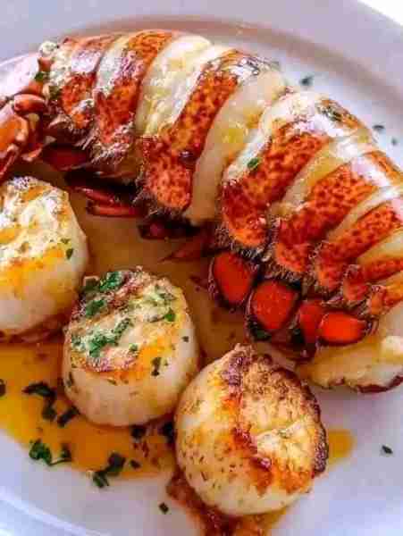 WOULD YOU EAT THIS GARLIC BUTTER LOBSTER AND SCALLOPS 🦞🧄🦪 Ingredients: For the Lobster: 2 lobster...