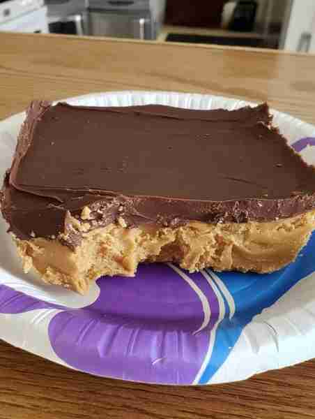 Keto Peanut Butter Chocolate Bars Ingredients Peanut Butter Base Layer: 1 cup natural peanut butter...