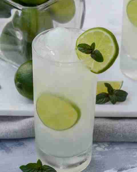 This 5-ingredient keto cocktail includes no added sugar or sugar alcohols for a refreshing mojito re...
