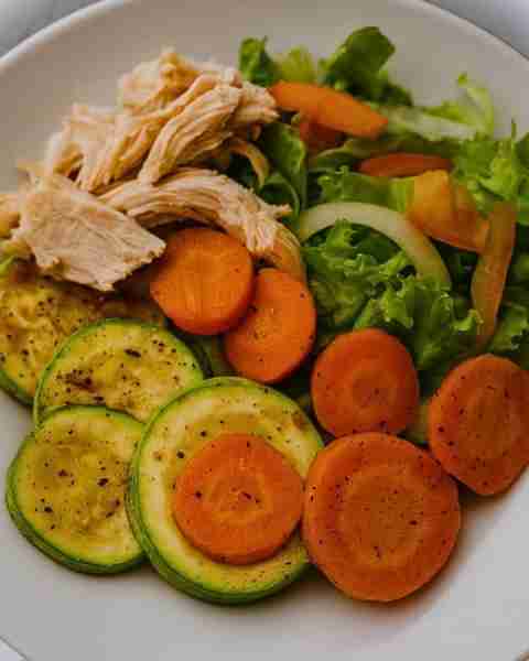 Ingredients 📝 Shredded chicken 🍗 Lettuce 🥬 Calabacitas 🌿 Carrot 🥕 Onion 🧅