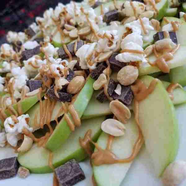 Apple Slice Nachos 🍏 You REQUIRE a huge plate of these in your life tonight!!! 🙋‍♀️ Slice fresh Gr...