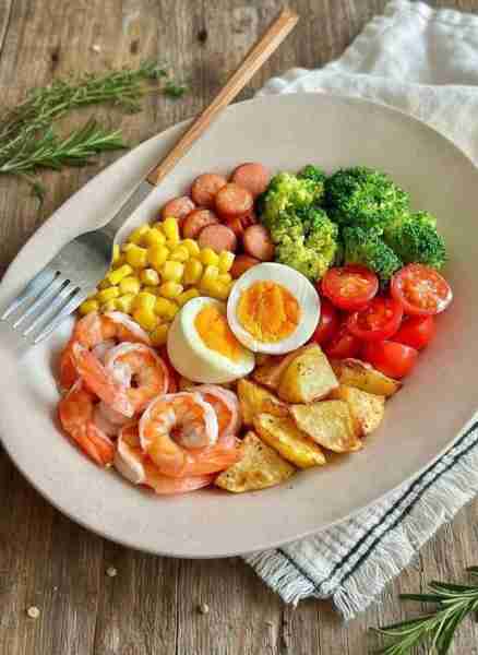 Shrimp & Veggie Power Bowl 🍤🥦🥔 Ingredients: 6–8 boiled shrimp 1 boiled egg (halved) 1 cup broccol...