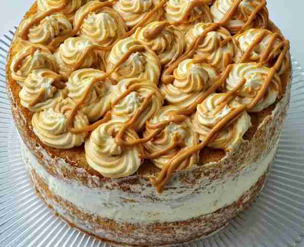 🍯 Caramel Swirl Cheesecake Bars Ingredients: • 200g digestive biscuits (or graham crackers), crushe...