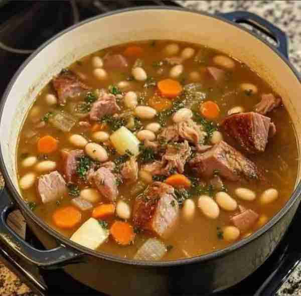 𝐖𝐎𝐔𝐋𝐃 𝐘𝐎𝐔 𝐄𝐀𝐓 𝐓𝐇𝐈𝐒 𝐁𝐄𝐀𝐍 𝐀𝐍𝐃 𝐇𝐀𝐌 𝐇𝐎𝐂𝐊 𝐒𝐎𝐔𝐏 ? Ingredients: 1 pound dried white beans (such as navy, ca...