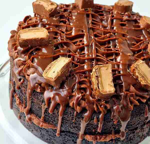 🍫 Bar-One Chocolate Cake with Bar-One Sauce Serves: 8–10�Prep time: 20 min�Bake time: 30–35 min 🧁...