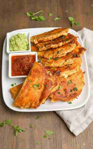 Crispy Chicken Quesadillas 🧀🌮 Ingredients: 2 cups shredded cooked 1 cup shredded cheddar 1 cup moz...