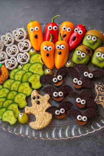 👀 Spooky Halloween Snack Platter Ingredients: • Mini bell peppers (red, orange, yellow) • Kiwis, sl...