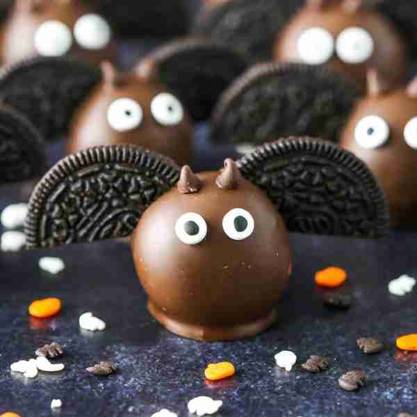 These Bat Oreo Cookie Balls are the perfect Halloween food idea for your next party! Learn how to ma...