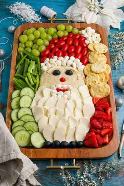 Santa Snack Board is an Incredible idea for the Season! 💖🎅💚 Deck the halls & dress up your table...