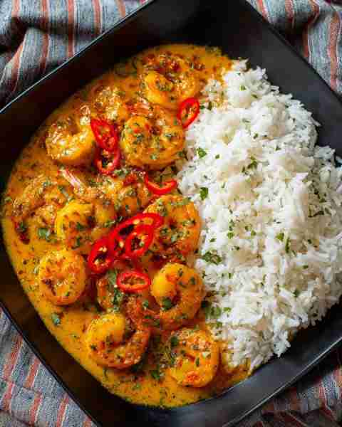 🍤 Creamy Coconut Prawn Curry with Steamed Rice 🌶️🥥 Prep Time: 15 minutes Cook Time: 20 minutes Ser...