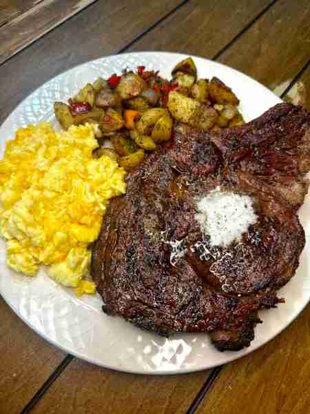 Breakfast for dinner 🤤 Steak, cheesy eggs and fried potatoes 🔥🔥🔥🔥🔥🔥🔥