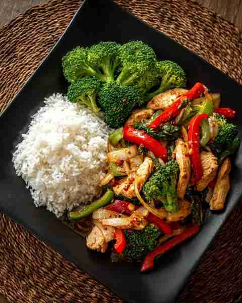 🥢 Spicy Chicken Stir-Fry with Veggies & Steamed Rice 🍗🌶️ Prep Time: 15 minutes Cook Time: 15 minut...