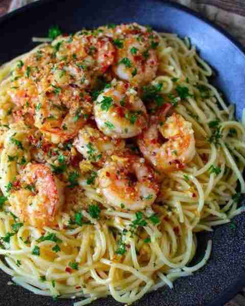 Garlic Shrimp Pasta Ingredients 8 oz (225 g) linguine 1 lb (450 g) shrimp, peeled 2 tbsp butter + 1...