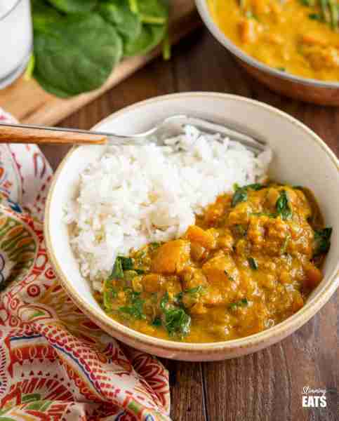 https://www.slimmingeats.com/blog/easy-butternut-squash-curry-with-spinach Easy Butternut Squash Cur...