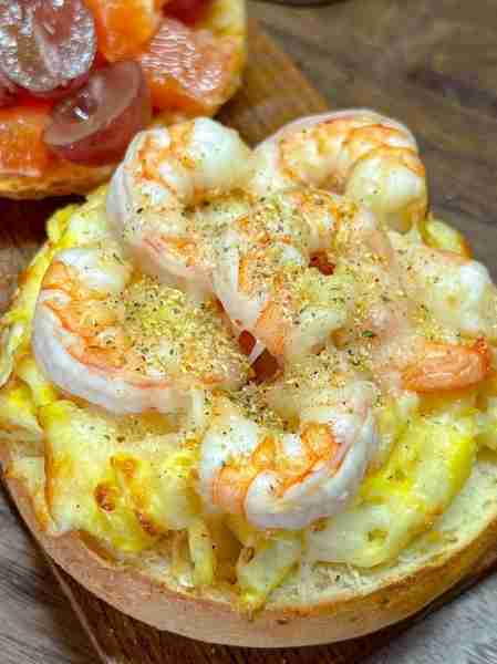 Cheesy shrimp toast topped with golden melted cheese and seasoned to perfection 🦐🧀✨.