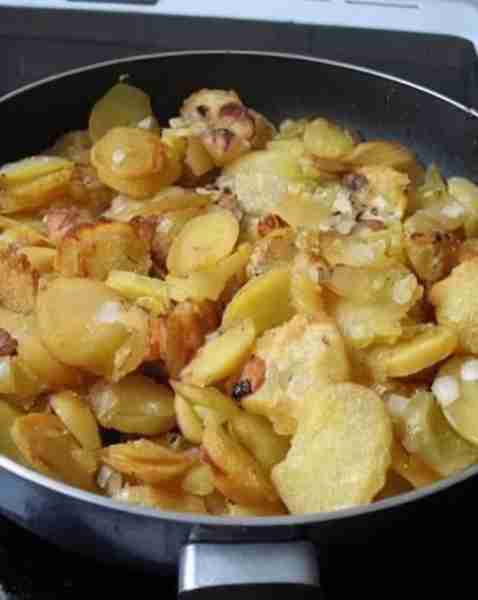 DOES ANYONE HERE ACTUALLY WOULD EAT FRIED POTATOES AND ONIONS 😍😋 Must express something to keep ge...