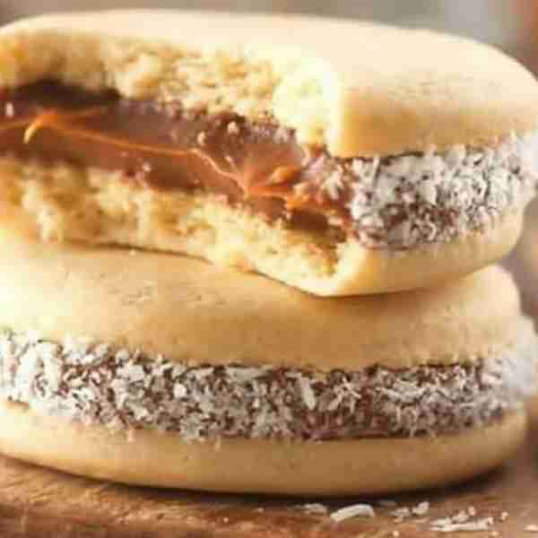 ✨ cornstarch alfajores with dulce de leche: soft, delicate and delicious 🥥🍯 〰️〰️〰️〰️〰️〰️〰️...