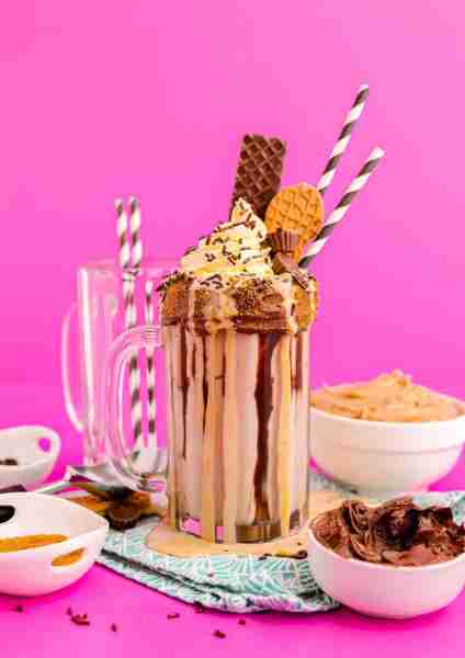 🥜🥤 This delicious Peanut Butter Milkshake is loaded with toppings and only takes 5 minutes to make...