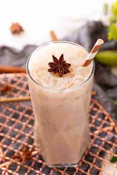☕️ Made with chai tea bags, whole milk, brown sugar, and a blend of cozy spices, this Iced Chai Lat...