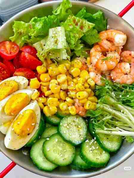 🥗 Shrimp & Veggie Power Bowl Ingredients: 8–10 shrimp, boiled or lightly sautéed 🍤 2 boiled eggs,...