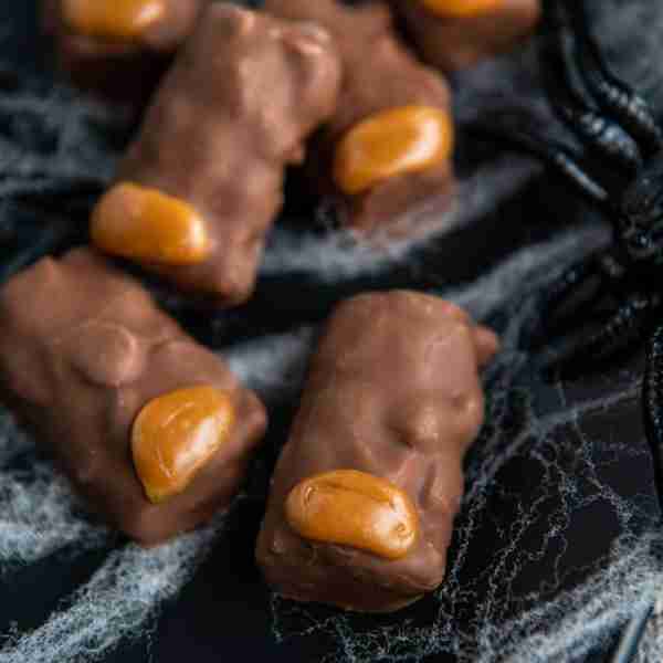 Need an easy and fun Halloween treat? 👻🎃🧙Take a snack size chocolate candy bar (we used a Baby Ru...